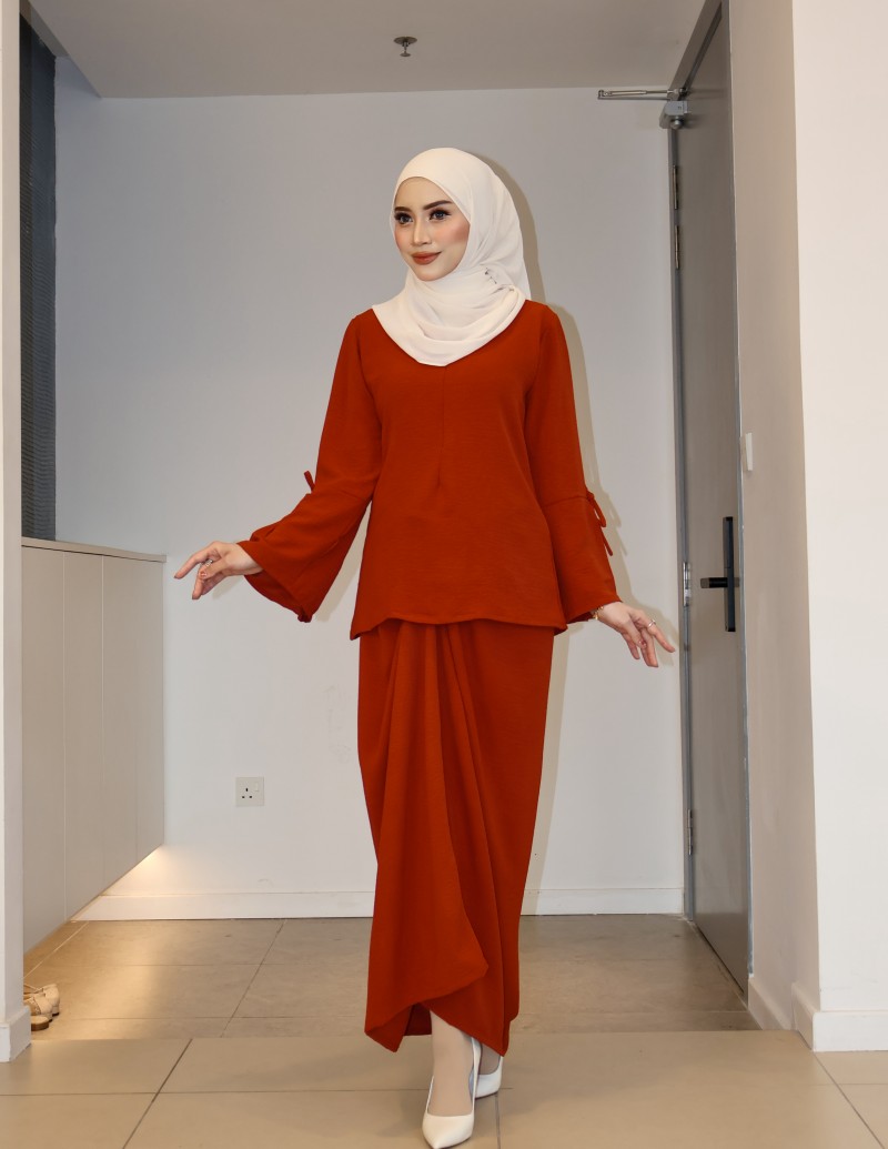 IRIS PARIO SET IN BRICK