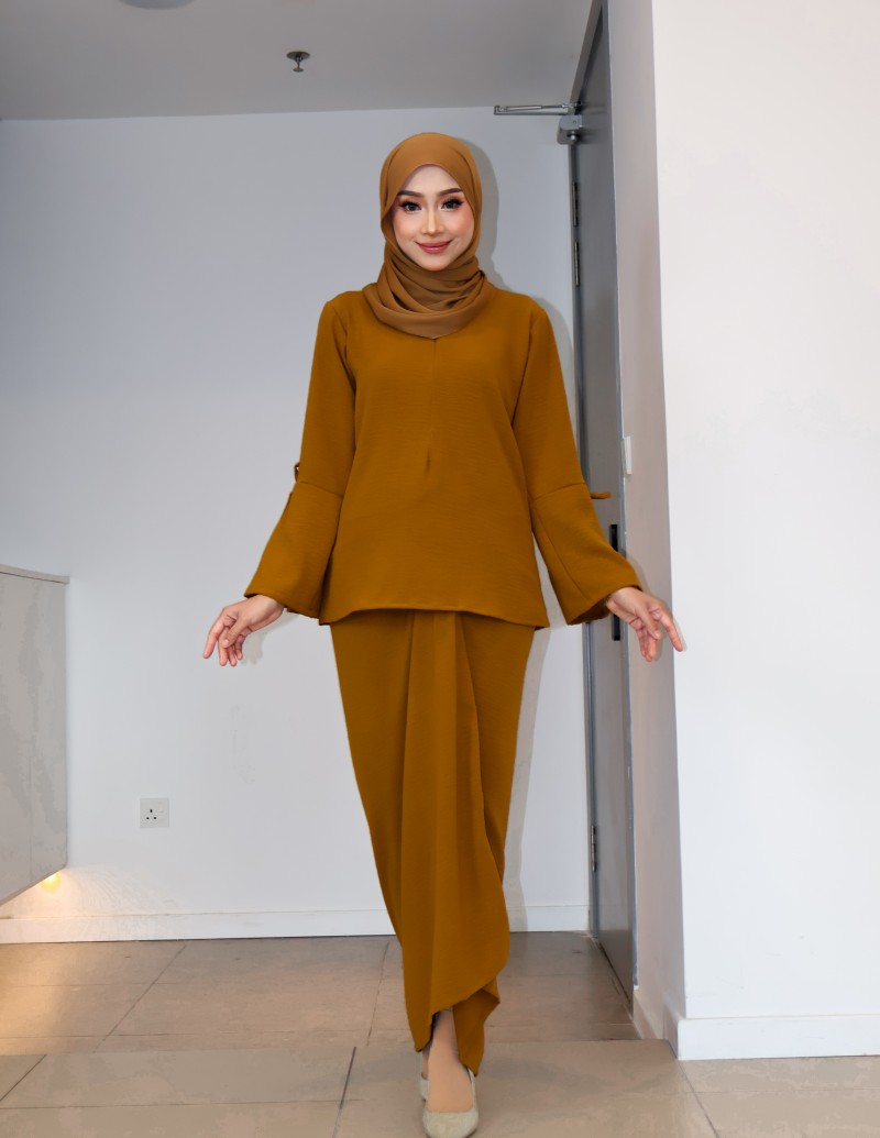 IRIS PARIO SET IN GOLD