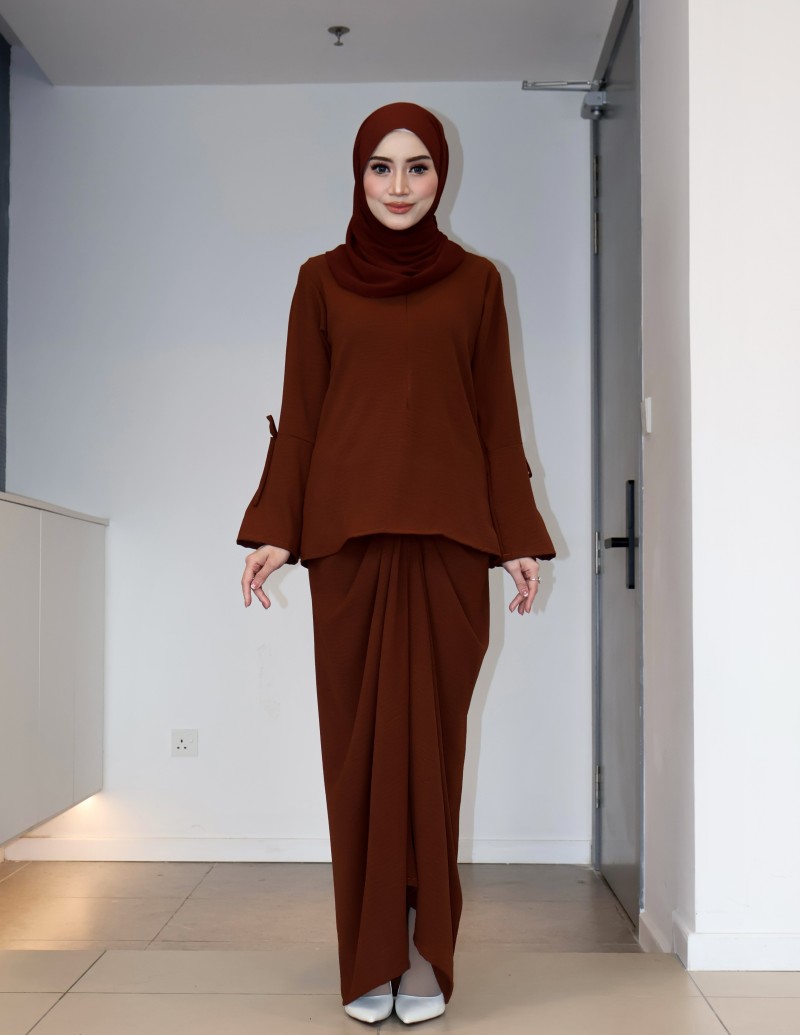 IRIS PARIO SET IN BROWN