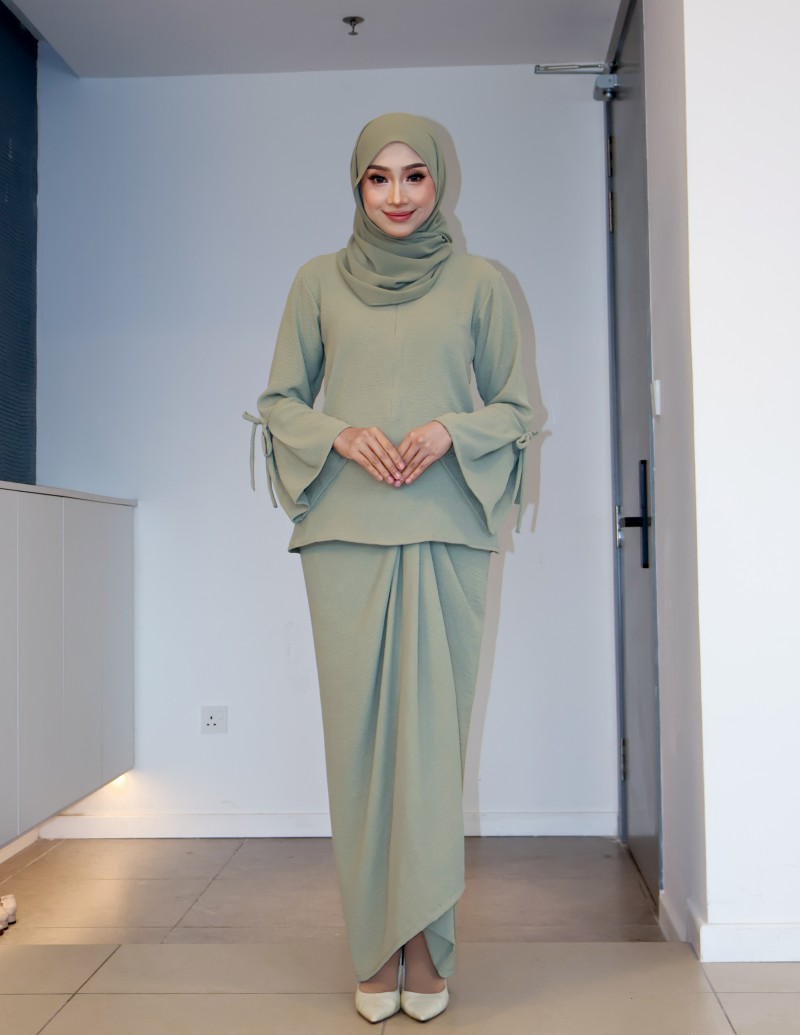 IRIS PARIO SET IN SAGE GREEN