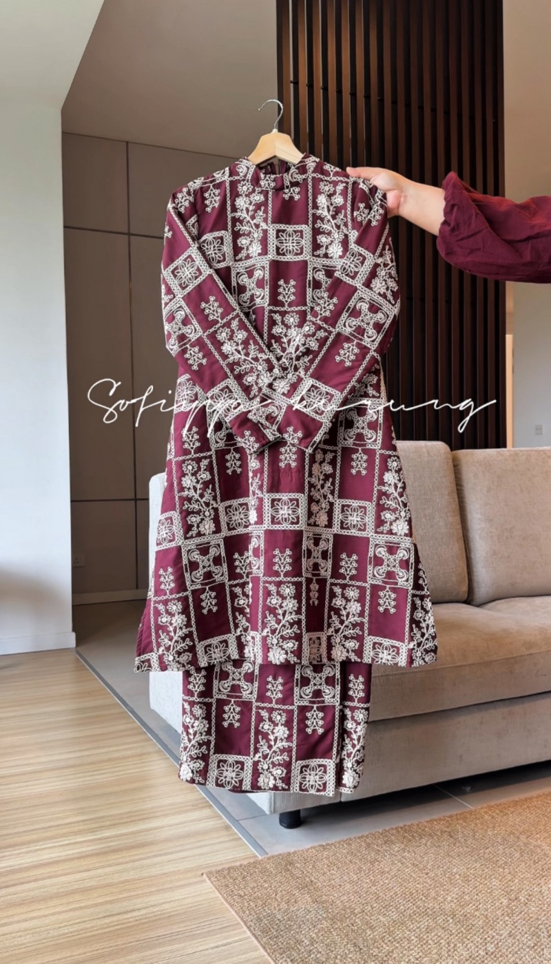 SOFIYYA KURUNG IN BURGUNDY